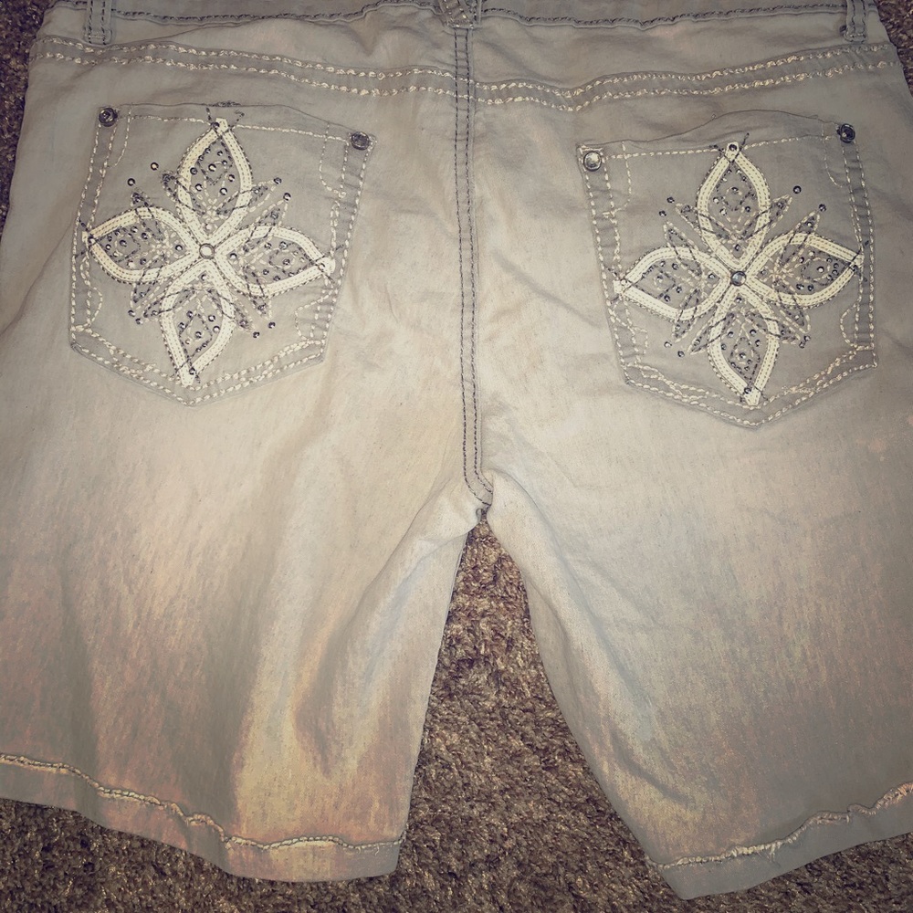 Very cute LEI mid shorts! Lots of glam and jewels!